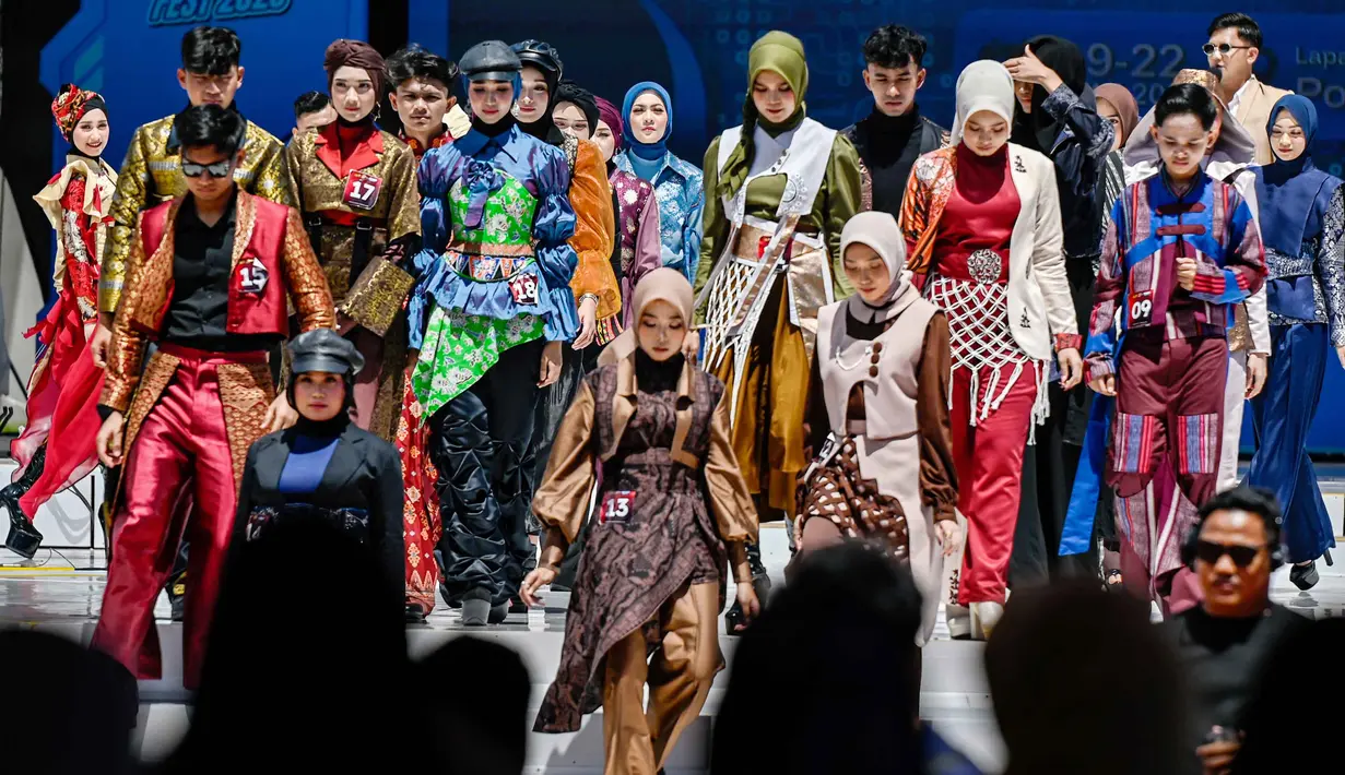 Para model menampilkan kreasinya dalam peragaan busana Bhayangkara sebagai bagian dari peringatan 80 tahun Kepolisian Republik Indonesia, di Banda Aceh, Senin 22 Juni 2026. (CHAIDEER MAHYUDDIN/AFP)