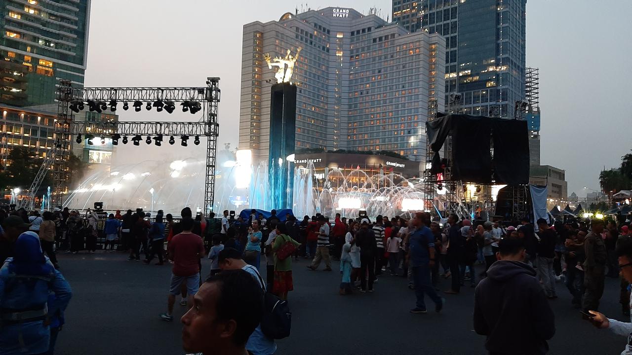 Masyarakat memadati malam puncak HUT DKI Jakarta di Bundaran HI, Sabtu (22/6/2019)
