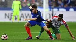 Striker Prancis, Kevin Gameiro, dihadang pemain Bulgaria, Georgi Kostadinov, pada laga lanjutan Grup A Kualifikasi Piala Dunia 2018, di Stadion Stade de France, Sabtu (8/10/2016) dini hari WIB. (AFP/Franck Fife)