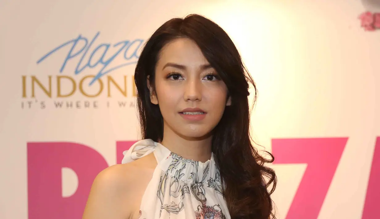 "Aku nggak bisa minum susu kayak dairy food, kayak susu keju. Padahal itu makanan paling aku suka di dunia. Karena dilema, setiap aku makan yang mengandung susu, dairy food keluar jerawat," kata Velove, Jakarta, Jumat (12/5). (Nurwahyunan/Bintang.com)