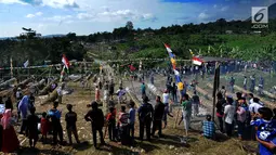 Suasana Pesta Rakyat Sukamakmur berupa atraksi tradisional kluwung karbit di Desa Sukamakmur, Bogor, Minggu (16/6/2019). Kegiatan berupa perang meriam karbit yang terbuat dari batang pohon kapuk antar desa setelah perayaan lebaran ini terakhir diselenggarakan 13 tahun silam.(merdeka.com/Arie Basuki)