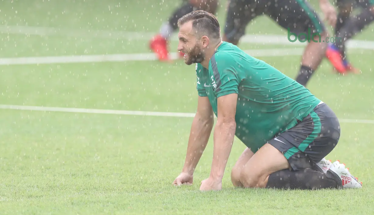 Ekspresi Ilija Spasojevic melakukan usai melakukan pemanasan pada sesi latihan Timnas Indonesia U-23 di Lapangan A,B,C, Senayan, Jakarta (18/2/2018). Latihan ini merupakan persiapan Asian Games 2018. (Bola.com/Nick Hanoatubun)