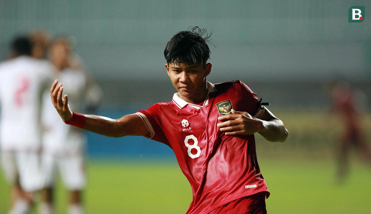 <p>Penyerang Timnas Indonesia U-17, Arkhan Kaka merayakan golnya ke gawang Timnas Uni Emirat Arab U-17 di laga Grup B Kualifikasi Piala Asia U-17 2023 yang berlangsung di Stadion Pakansari, Bogor,&nbsp;Rabu (5/10/2022) (Bola.com/M Iqbal Ichsan)</p>