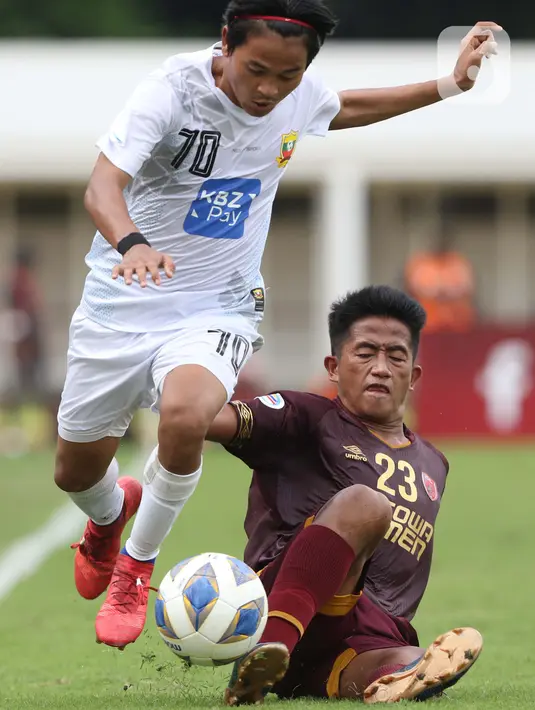 Pemain tengah PSM Makassar, Bayu Gatra (kanan) berebut bola dengan penyerang Shan United FC, Yan Nang OO pada laga lanjutan Grup H Piala AFC 2020 di Stadion Madya Gelora Bung Karno, Jakarta, Rabu (26/2/2020). PSM Makassar unggul 3-1. (Liputan6.com/Helmi Fithriansyah)
