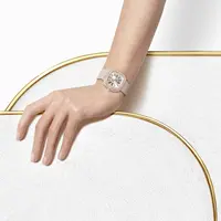 Coussin De Cartier adalah jam tngan yang dibuat untuk digunakan pada malam hari, terdiri dari versi emas dan berlian, versi dua warna, dan lebih eksperimental, serta terbatas. Jam tangan ini dihadirkan dengan sifat sensorik. Foto: Document/Cartier.