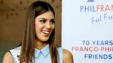 Senyum Miss Universe Iris Mittenaere saat berbincang dengan Dubes Prancis untuk Filipina, Thierry Mathou pada sebuah acara di Manila, Kamis (2/2). Wanita asal Prancis ini dinobatkan sebagai Miss Universe 2016 pada 30 Januari lalu (AP Photo/Bullit Marquez)