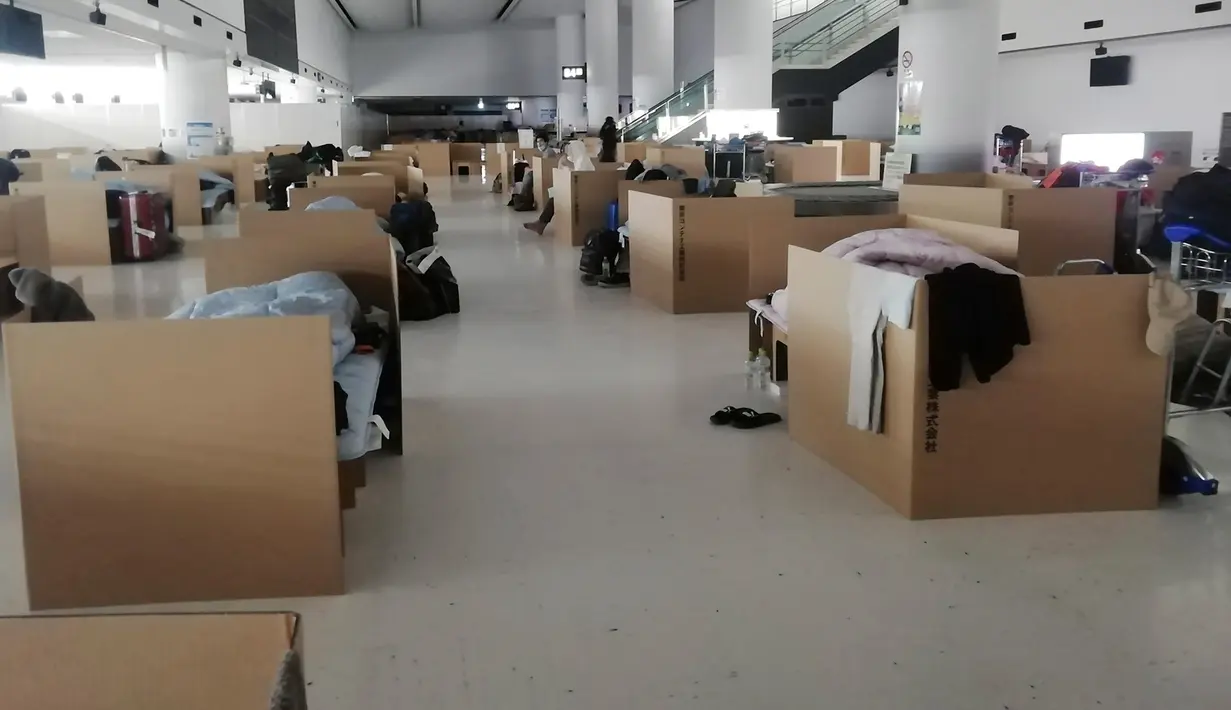 Penampakan kasur-kasur dengan dinding kardus untuk yang menunggu hasil tes virus corona di Bandara Internasional Narita di Narita, dekat Tokyo, 8 April 2020. Tempat tidur yang disediakan oleh bandara tersebut terbuat dari kardus berbahan tebal serta berisi kasur dan selimut. (Yuri Kageyama via AP)