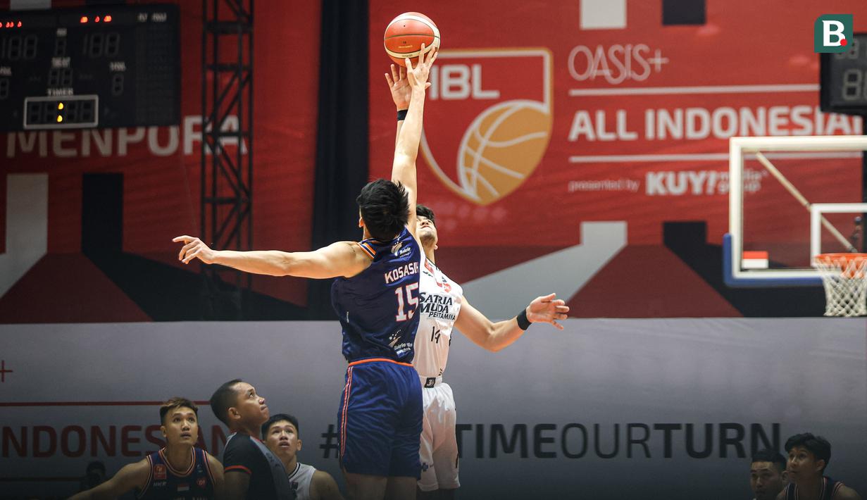 Pemain Pelita Jaya, Vincent Kosasih (kiri) berebut bola dengan pemain Satria Muda, Julian Alexandre Chalias saat melakukan jump ball dalam laga gim ketiga final IBL All Indonesia 2024 yang berlangsung di Hall Basket, Senayan, Jakarta, Sabtu (06/10/2024). Pelita Jaya menang dengan skor 75-70. (Bola.com/Bagaskara Lazuardi)