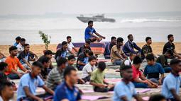 Di India, ribuan orang memperingati Hari Yoga Internasional dengan sesi yoga massal untuk mengajak masyarakat hidup lebih seimbang. (R. Satish BABU/AFP)