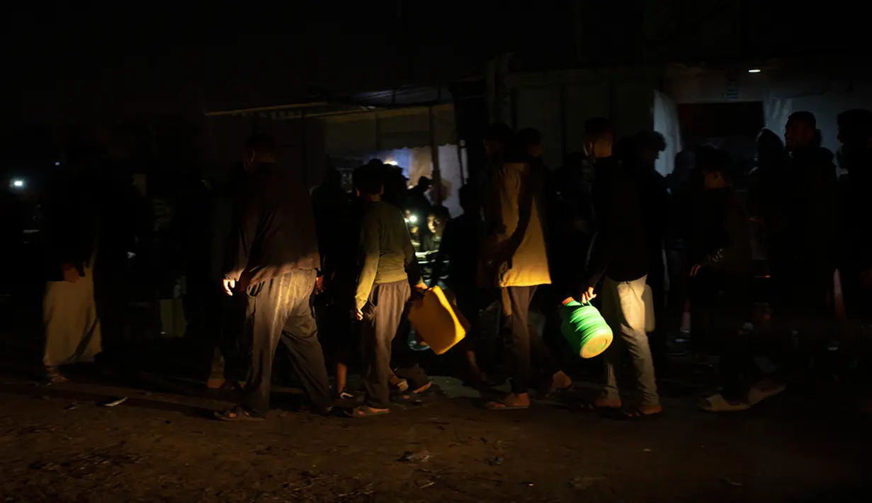 Warga Palestina lainnya, Zeyad al-Zeinaty yang melarikan diri bersama keluarganya dari kamp pengungsi Jabalia di Gaza Utara juga mengatakan hal serupa. Baik istri, saudara laki-laki dan cucunya termasuk di antara banyak kerabatnya yang hilang dalam perang. (AP Photo/Fatima Shbair)
