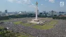 Foto aerial umat muslim melaksanakan salat Jumat saat Aksi Bela Palestina di Kawasan Monas, Jakarta, Jumat (11/5). Aksi ini bertajuk Indonesia Bebaskan Al-Quds. (Liputan6.com/Arya Manggala)