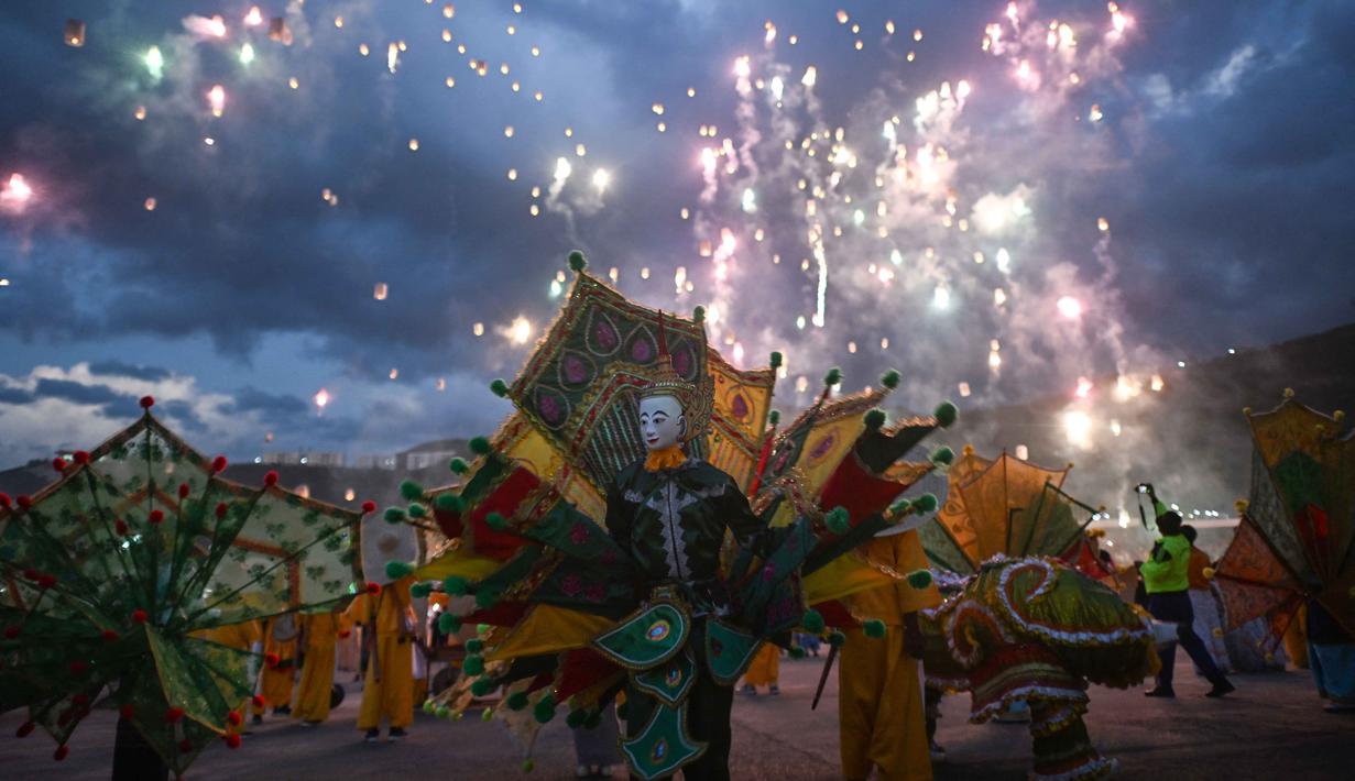 Foto yang diambil pada 29 Oktober 2025 ini menunjukkan para seniman etnis Shan menampilkan tarian tradisional pada hari pembukaan Festival Cahaya Tazaungdaing yang berlangsung selama seminggu di Taunggyi, Negara Bagian Shan di timur laut Myanmar. (Sai Aung MAIN/AFP)