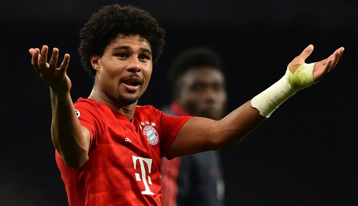 Gelandang Bayern Munchen, Serge Gnabry, merayakan kemenangan atas Tottenham pada laga Liga Champions di Stadion Tottenham, London, Selasa (1/10). Tottenham kalah 2-7 dari Munchen. (AFP/Glyn Kirk)
