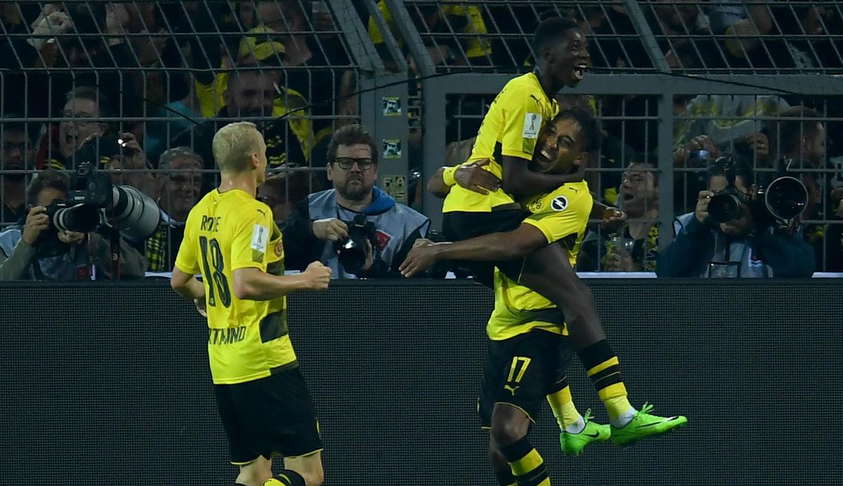 Striker Dortmund, Pierre-Emerick Aubameyang, merayakan gol ke gawang Bayern Munchen pada laga Piala Super Jerman di Stadion Signal Iduna Park, Dortmund, Sabtu (5/8/2017). Bayern Munchen menang adu penalti 5-4 atas Dortmund. (AFP/Patrik Stollarz)