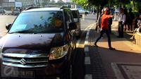 Minibus plat hitam yang berfungsi sebagai angkutan umum tengah menunggu penumpang di kawasan Sarinah, Jakarta, Sabtu (27/6/2015). Jasa angkot gelap menjadi favorit di kawasan tersebut karena tarif yang relatif terjangkau. (Liputan6.com/Johan Tallo)