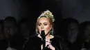 Si pembuka acara Grammy Awards 2017 yang satu ini ternyata berhasil menunjukan prestasinya. Membawa lima piala kemenangan, Adele saat itu hadir di atas panggung menggunakan dress hitam dengan rumbai yang menjuntai ke bawah. (AFP/Bintang.com)