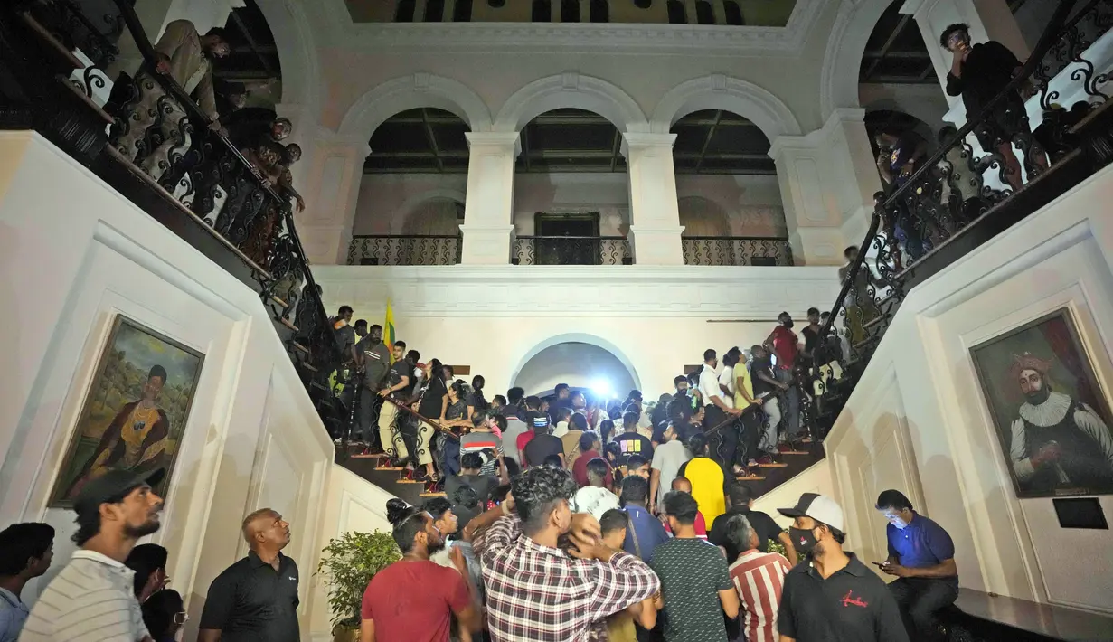 Pengunjuk rasa menyerbu kediaman resmi presiden Sri Lanka di Kolombo, Sri Lanka, 9 Juli 2022. Sri Lanka sedang berjuang di bawah kekurangan devisa yang parah yang telah membatasi impor bahan bakar, makanan dan obat-obatan, menjerumuskannya ke dalam gejolak keuangan terburuk dalam 70 tahun. (AP Photo/Eranga Jayawardena)