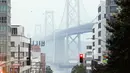 Asap sangat tebal pada hari Rabu sehingga Jembatan Teluk San Francisco hampir tidak terlihat dari garis pantai di sepanjang teluk dan cakrawala San Francisco hampir tidak terlihat di seberang teluk dari Pelabuhan Oakland. (Jessica Christian/San Francisco Chronicle via AP)