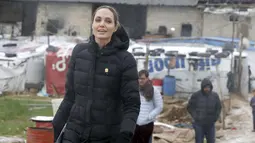 Angelina Jolie saat berkunjung ke tempat pengungsian warga Suriah di Lebanon, Selasa (15/3). Kedatangannya untuk menandai peringatan lima tahun perang saudara di Suriah.(Reuters/Mohamed Azakir)