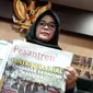 Anggota Bawaslu Jabar menunjukkan sejumlah media yang dianggap merugikan pasangan calon. (Huyogo Simbolon)