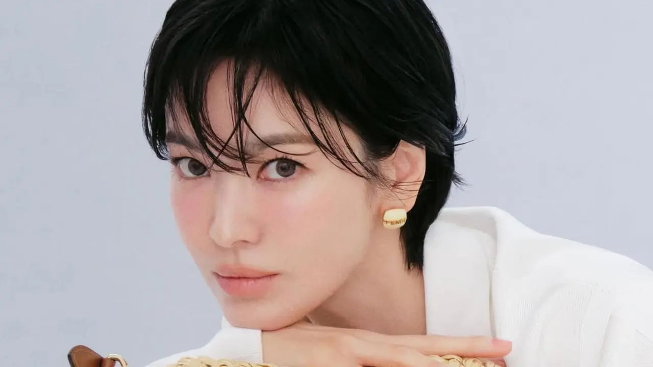 Pesona Memukau Song Hye Kyo dalam Foto B-Cut, Pancarkan Inner Beauty dengan Makeup Nude dan Bob Haircut