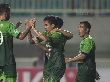 Para pemain PS TNI merayakan gol yang dicetak Erwin Ramdani ke gawang Semen Padang pada laga Liga 1 di Stadion Pakansari, Bogor, Minggu (30/7/2017). PS TNI menang 2-1 atas Semen Padang. (Bola.com/Vitalis Yogi Trisna)
