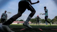 Pelatih Timnas Indonesia U-17, Nova Arianto saat memimpin seleksi yang berlangsung di Lapangan B, Kompleks Stadion Utama Gelora Bung Karno (SUGBK), Senayan, Jakarta, Kamis (08/08/2024). (Bola.com/Bagaskara Lazuardi)