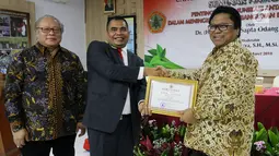 Direktur Program Pascasarjana Paiman Raharjo memberikan serifikat kepada Ketua DPD Oesman Sapta Odang dalam seminar pascasarjana di Universitas Moestopo, Jakarta, Sabtu (24/3). (Liputan6.com/JohanTallo)