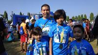 Salah satu keluarga yang berasal dari Kudus mengikuti ajang tiket.com Kudus Relay Marathon 2018 di Kudus, Minggu (21/10/2018). (Bola.com/Okky Herman Dilaga)