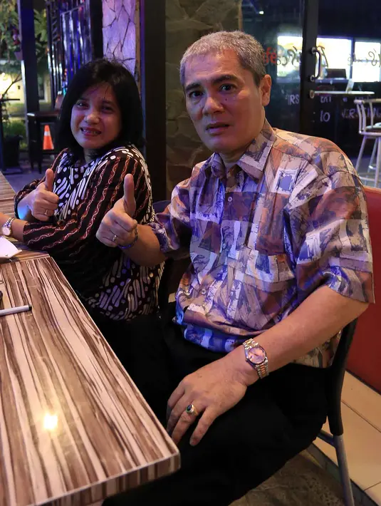 Luar biasa. Seluruh rakyat jadi merasa seperti ikut menjadi menantu Presiden. Sumatra Utara merasa bangga karena salah satu putra daerah menjadi menantu presiden komentar pengunjung cafe Eric Aruan. (Deki Prayoga/Bintang.com)