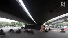 Kendaraan melintas di dekat lokasi tergulingnya truk kontainer di kolong flyover Tomang, Jakarta, Kamis (28/6). Truk kontainer bernomor polisi BN 4706 BP tersebut terguling saat hendak berbelok arah ke Jalan Tomang Raya. (Merdeka.com/Iqbal S. Nugroho)