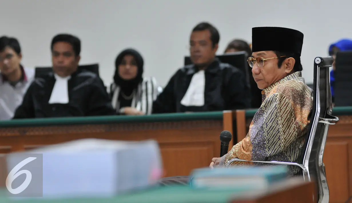 Waryono Karno mendengarkan pembacaan vonis putusan dirinya di Pengadilan Tipikor, Jakarta, Rabu (16/09/2015). Waryono divonis enam tahun penjara dan denda Rp 300 juta subsider tiga bulan. (Liputan6.com/Andrian M Tunay)