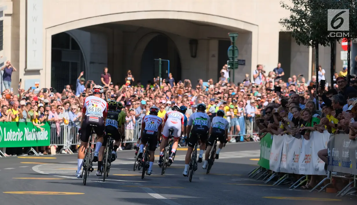 Peserta saat mengikuti Tour de France (TdF) 2019 dari kota Brussels, Belgia (7/7/2019). Kota Brussels mempresentasikan markas baru di Place Brouckère. Brussels akan memulai Tur 2019, diikuti Nice pada 2020 dan Kopenhagen pada 2021. Ini adalah edisi ke-106 Tour de France. (Liputan6.com/HO/Arie Asona)