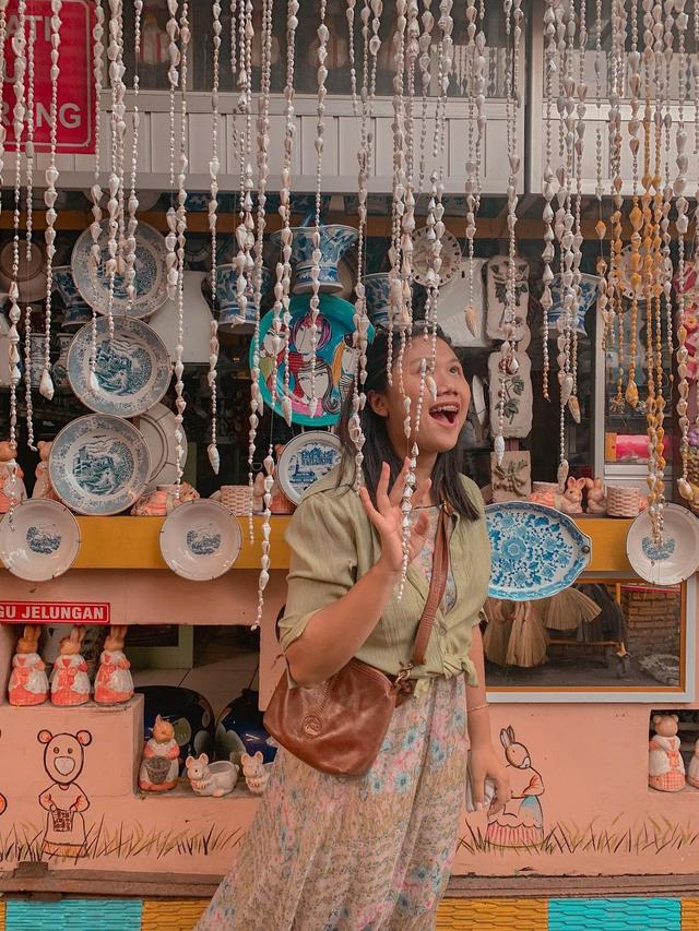 6 Potret Shania Adik Erina Gudono yang Baru Lulus Ujian Skripsi, Curi Perhatian