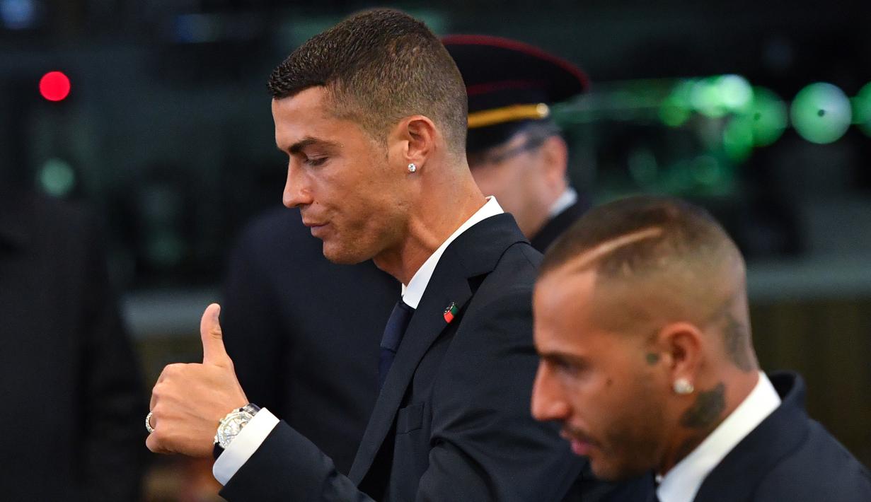 Bintang Portugal, Cristiano Ronaldo, saat tiba di Bandara Zhukovsky, Moskow, Sabtu (9/6/2018). CR 7 akan berjuang bersama Portugal pada ajang Piala Dunia 2018 Rusia. (AFP/Yuri Kadobnov)