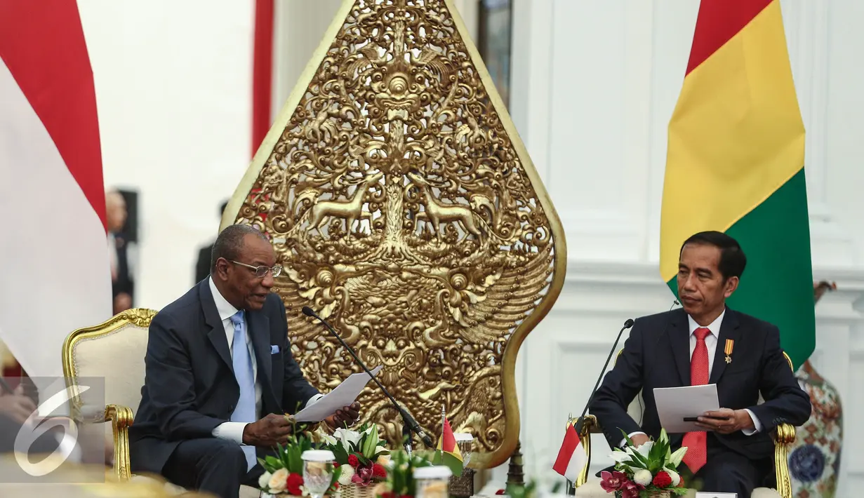 Presiden Jokowi menyimak penjelasan Presiden Guinea, Alpha Conde saat berkunjung ke Istana Merdeka, Jakarta, Rabu (3/8). Kunjungan Presiden Guinea untuk membahas hubungan bilateral kedua negara tersebut. (Liputan6.com/Faizal Fanani)