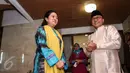 Puan Maharani (kiri) disambut Zulkifli Hasan saat menghadiri acara Buka Puasa Bersama di Rumah Dinas Ketua MPR RI, Jakarta, Senin (22/6/2015). Presiden dan sejumlah tokoh Parpol tampak hadir dalam acara tersebut. (Liputan6.com/Faizal Fanani)