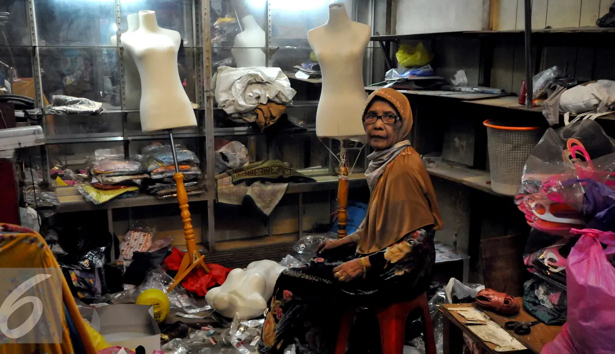 Pedangang saat merapikan toko di Pasar Blok A, Jakarta, Selasa (27/10/2015).Pemprov DKI akan mengintruksikan PLN menon aktifkan listrik di pasar tersebut dan menyiapkan penampungan sementara di Taman Sambas, Jakarta Selatan. (Liputan6.com/Helmi Afandi)