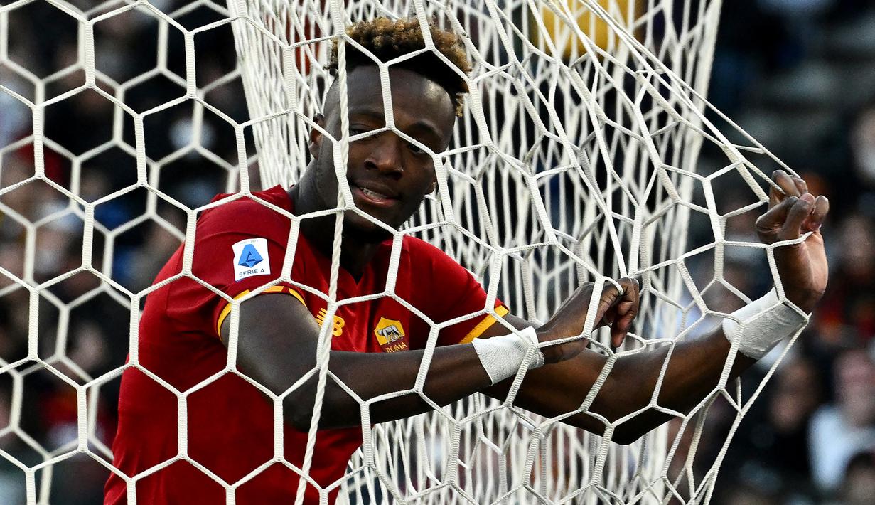 Tammy Abraham. Striker berusia 24 tahun yang baru didatangkan AS Roma dari Chelsea di awal musim 2021/2022 ini mampu beradaptasi dengan baik di klub barunya. Total ia mampu mencetak 15 gol dari 32 laga di Serie A musim ini. (AFP/Filippo Monteforte)
