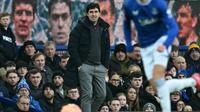 Pelatih Everton, Andoni Iraola memberikan instruksi dalam laga lanjutan Piala FA 2024/2025 melawan Bournemouth di Goodison Park, Liverpool, Inggris, Minggu (09/02/2025) WIB. (AFP/Paul Ellis)