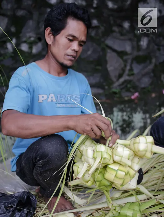 Pedagang memilah kulit ketupat di Pasar Palmerah, Jakarta, Rabu (2/6). Jelang lebaran penjualan kulit ketupat mulai ramai, omsetnya melonjak hingga 10 kali lipat. (Liputan6.com/Faizal Fanai)