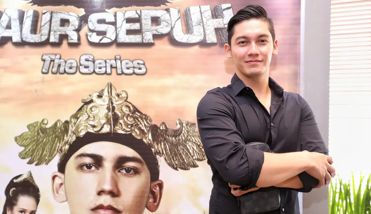 Ditemui di kawasan Thamrin, Jakarta Pusat, beberapa waktu lalu, Samuel bercerita mengenai persiapan yang ia lakukan untuk Saur Sepuh The Series. Selain ilmu bela diri, soal bahasa dan dialek pun dipelajarinya. (Adrian Putra/Bintang.com)