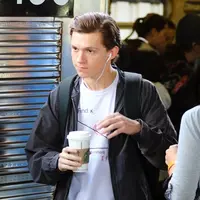 Tom Holland saat syuting film Spider-Man: Homecoming. foto: Daily Mail