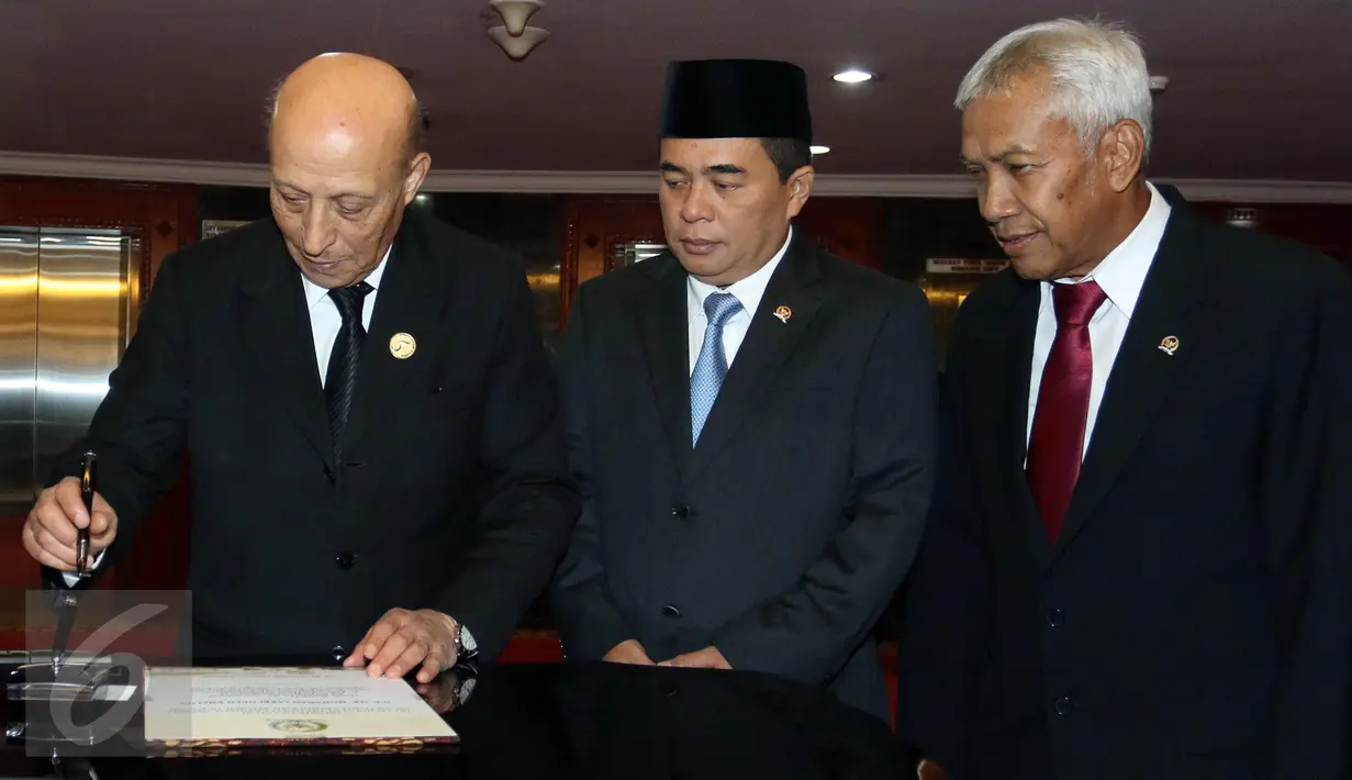 Ketua DPR Ade Komarudin (tengah) menerima Ketua Parlemen Republik Demokratik Rakyat Aljazair, Mohamed Larbi Ould Khelifa (kiri) didampingi Wakil Ketua DPR Agus Hermanto (kanan) di Gedung DPR, Jakarta, Senin (7/3/2016). (Liputan6.com/Johan Tallo)