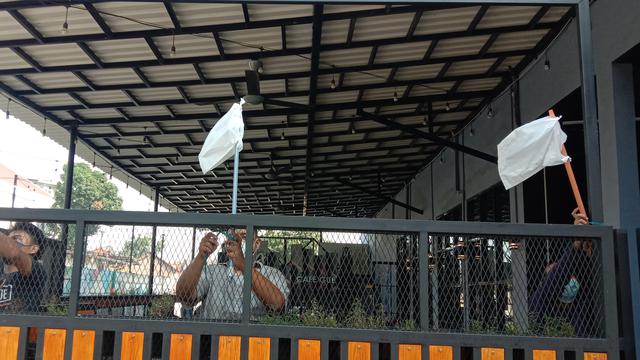 Pengusaha Caffe Kibarkan Bendera Putih Dari Plastik. (Jumat, 30/07/2021). (Liputan6.com/Yandhi Deslatama).