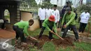 Pekerja membongkar makam fiktif di Tempat Pemakaman Umum (TPU) Menteng Pulo, Jakarta Selatan, Kamis (28/7). 4 makam di bongkar dari total terindikasi 14 makam fiktif yang ditemukan di TPU tersebut. (Liputan6.com/Gempur M Surya)