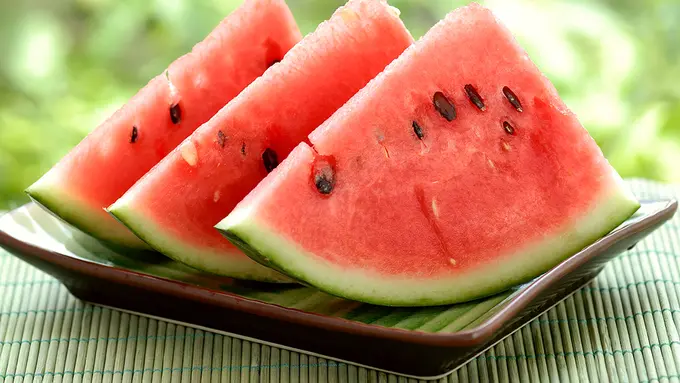 Begini Cara Super Kilat Potong Semangka