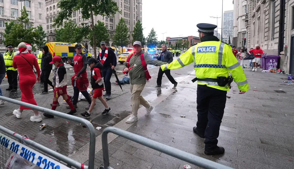Kepolisian Merseyside telah menangkap seorang pria berusia 53 tahun yang diduga sebagai pengemudi mobil, dan saat ini tengah dalam proses penyelidikan. (AP Photo/Jon Super)