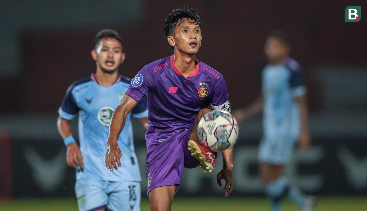 Persik Kediri pun tak mau kalah demi bisa mencetak gol balasan penyama kedudukan. (Bola.com/Bagaskara Lazuardi)