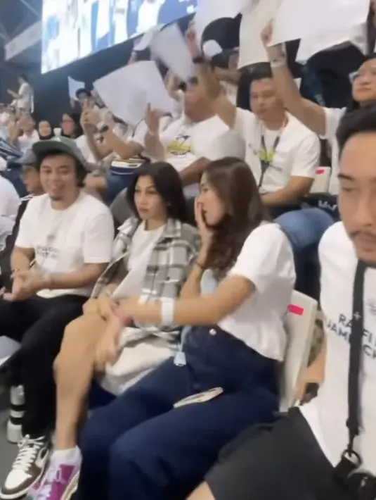 Syahnaz dan Jeje terlihat duduk bersebelahan di salah satu sudut tribun, bersama sang kakak Nisya.  Instagram @arosadi